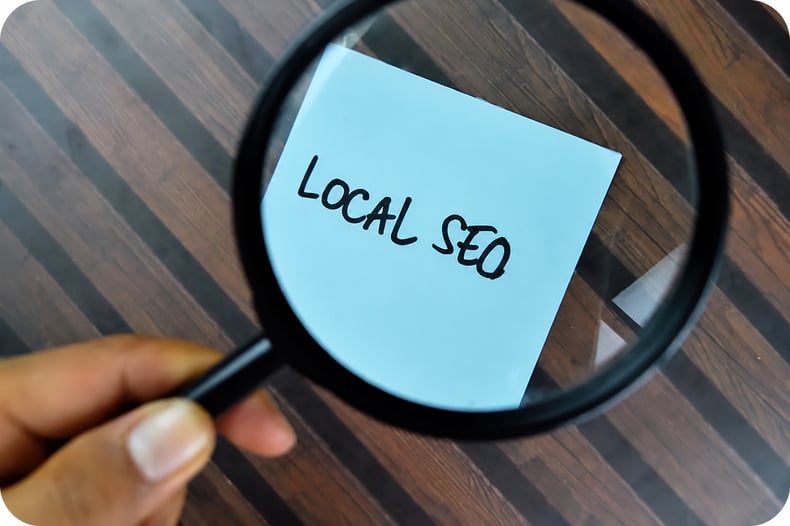 Magnifying glass with post it note that says local SEO